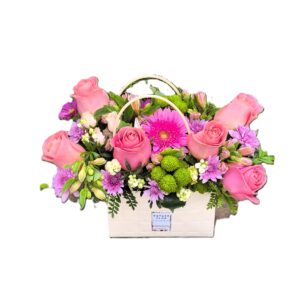Box con rosas rosadas y flores premium de temporada en tonos rosados, lilas y verdes, ideal para regalar en Concepción.
