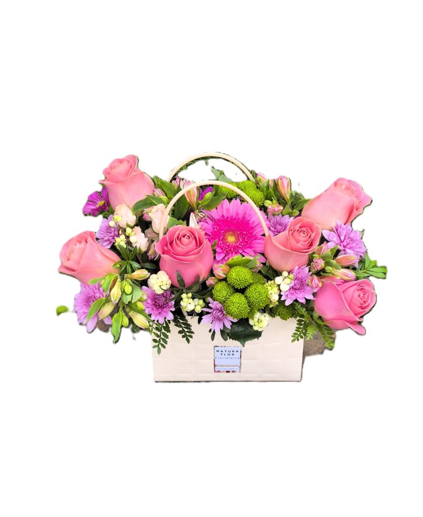 Box con rosas rosadas y flores premium de temporada en tonos rosados, lilas y verdes, ideal para regalar en Concepción.