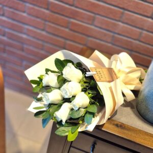 "Consuelo" Ramillete 6 rosas Blancas