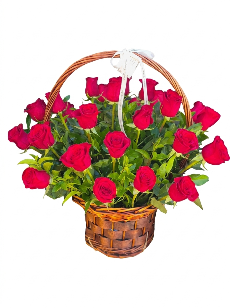canasto de mimbre cafe con 24 rosas rojas