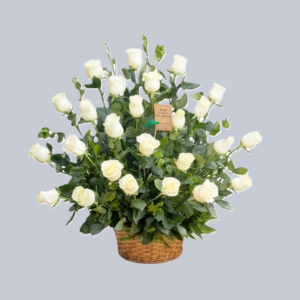 cansta de mimbre o bambú con 24 rosas blancas para funeral
